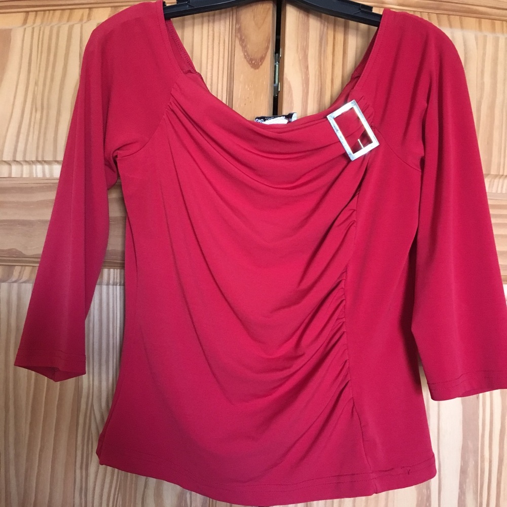 Women's red top size M.